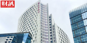 何家為他走鋼索 李俊傑究竟何方神聖