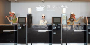 恐龍迎賓、機器人搬行李 智能旅店只用三成人力七年級生創業一年餘開始獲利
