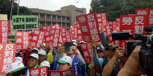 反對修惡勞基法 千人包圍行政院