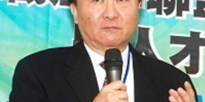 面板慘業回春 段行建反酸媒體