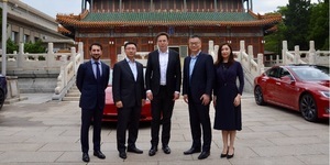 離譜!馬斯克大暴走 公然呼麻 公司股價又倒了