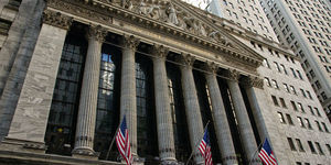 Fed暗示今年不升息、金融股嚇跌!標普臉綠