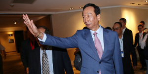 鴻海出售超視堺 王志超賣群創股票解任董事 鴻海集團面板布局何去何從?