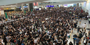 香港機場癱瘓最大苦主...謝金河:國泰航空股價慘摔逾6%,重返10年前金融海嘯