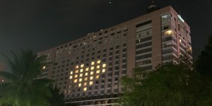 防疫正能量!晶華外牆「大愛心」點亮夜空