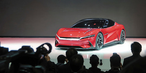 特斯拉可望轉虧為盈、比亞迪攜手豐田搶市 中國延長補貼 電動車吞下大補丸