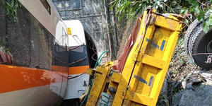 工程車砸太魯閣號 列車出軌卡隧道!36人無生命跡象