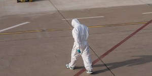 專業放兩旁,藍綠擺中間的疫苗之亂 為何生醫產業比電子業更加藍綠分明?